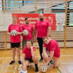 zdjęcie grupy zawodników z piłkami