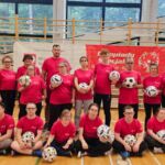 uczestnicy pozują do zdjęcia z piłkami