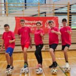 kilku zawodników pozuje do zdjęcia