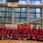 na zdjęciu uczestnicy obozu wszyscy w czerwonych koszulkach